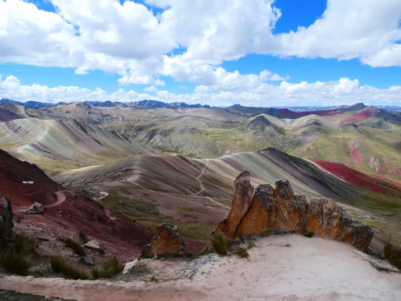 Vista panorámica de la Montaña de Colores y los valles coloridos a lo largo del Ausangate Trek en Perú.