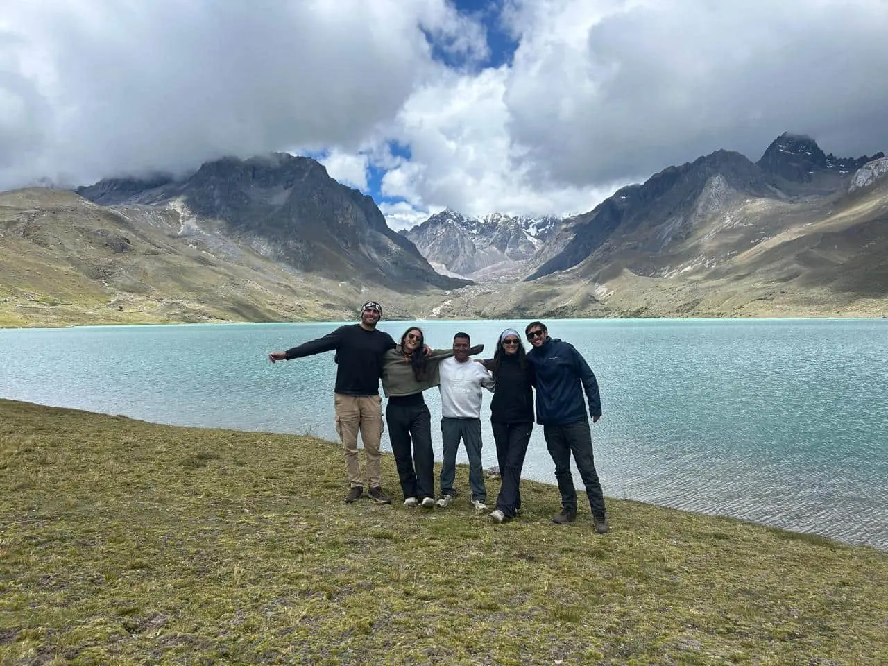 Turistas en la laguna Singrenacocha de Perú.