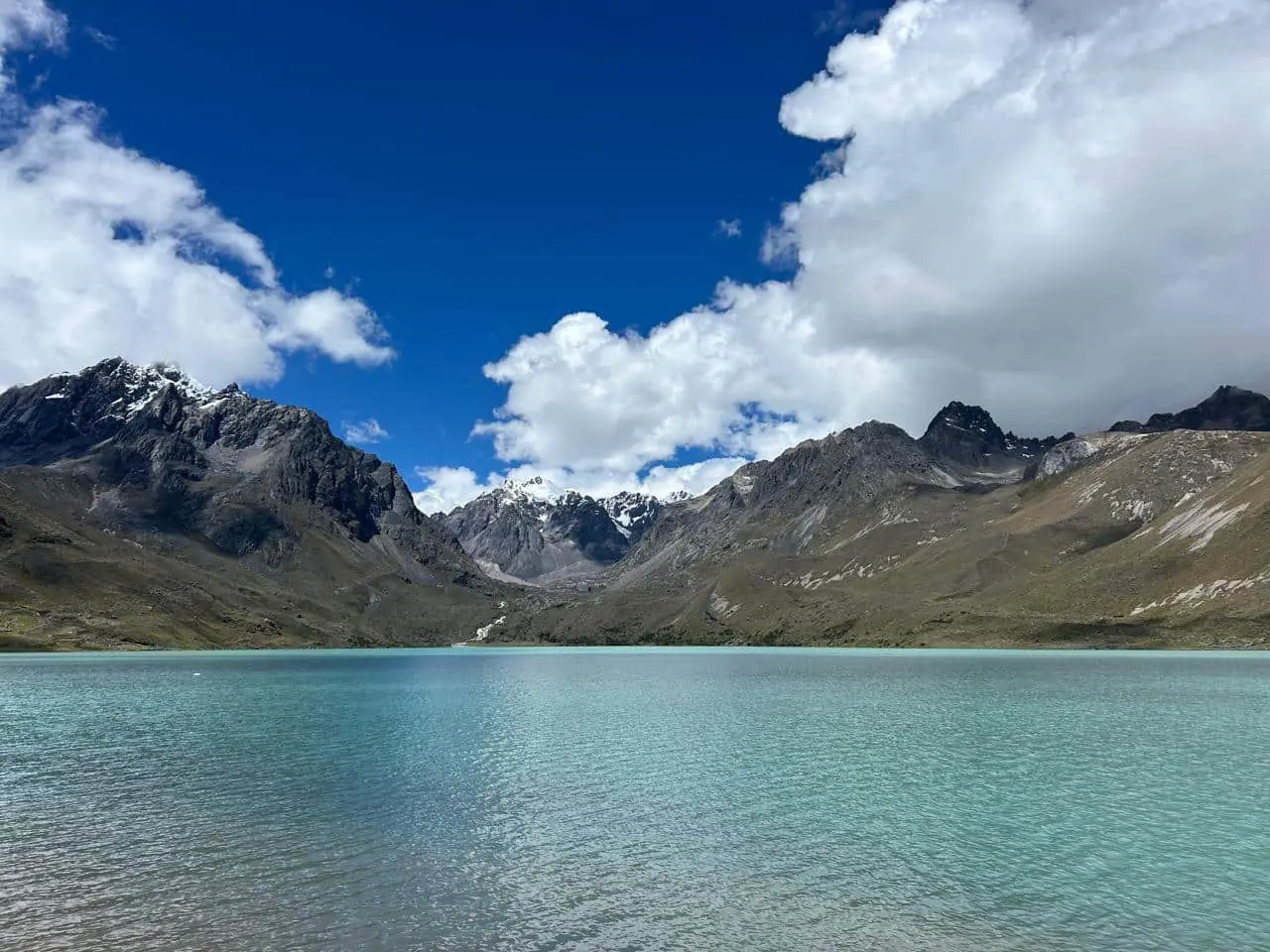 Laguna Singrenacocha turquesa en los Andes.