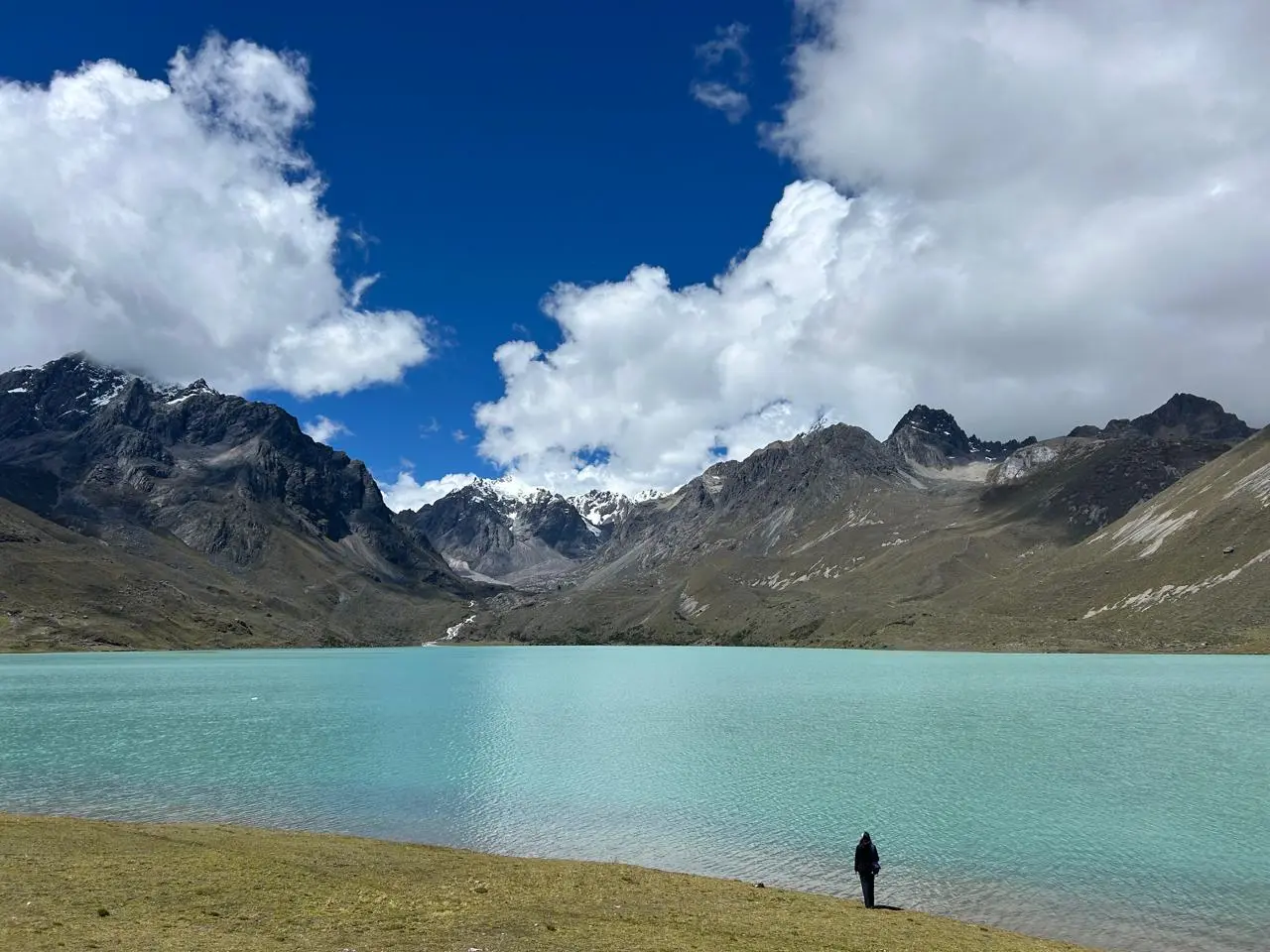 Paisaje de la laguna Singrenacocha en Cusco.