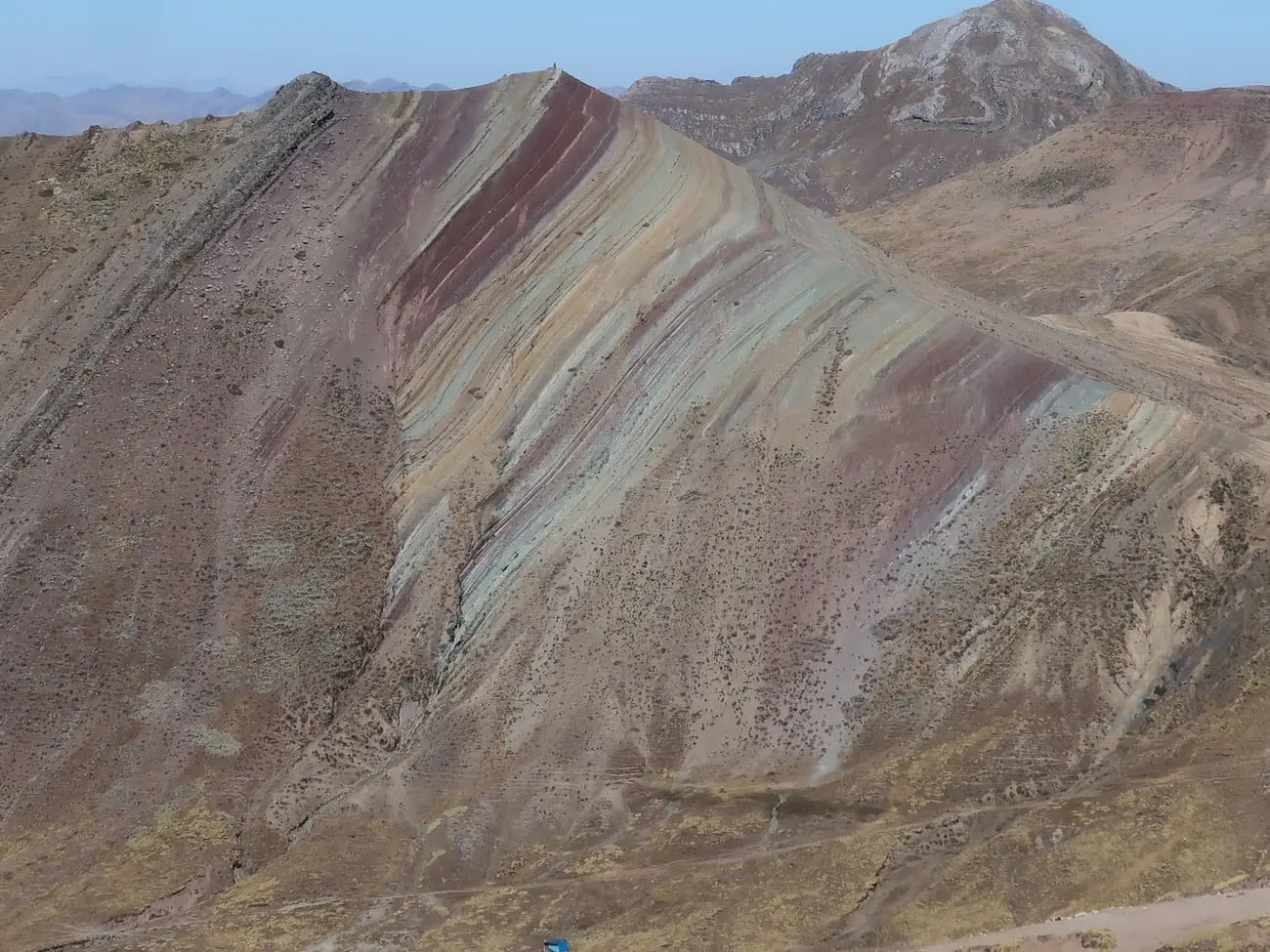 Coloridas montañas con franjas naturales en la Montaña de Colores de Palccoyo, en los Andes peruanos.
