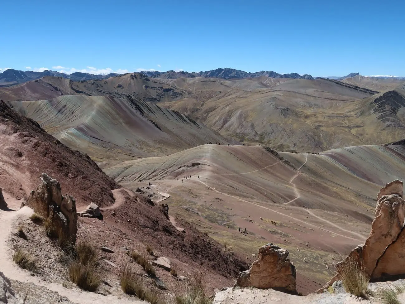 Sendero panorámico de caminata con vistas de la Montaña de Colores de Palccoyo en los Andes del Perú.