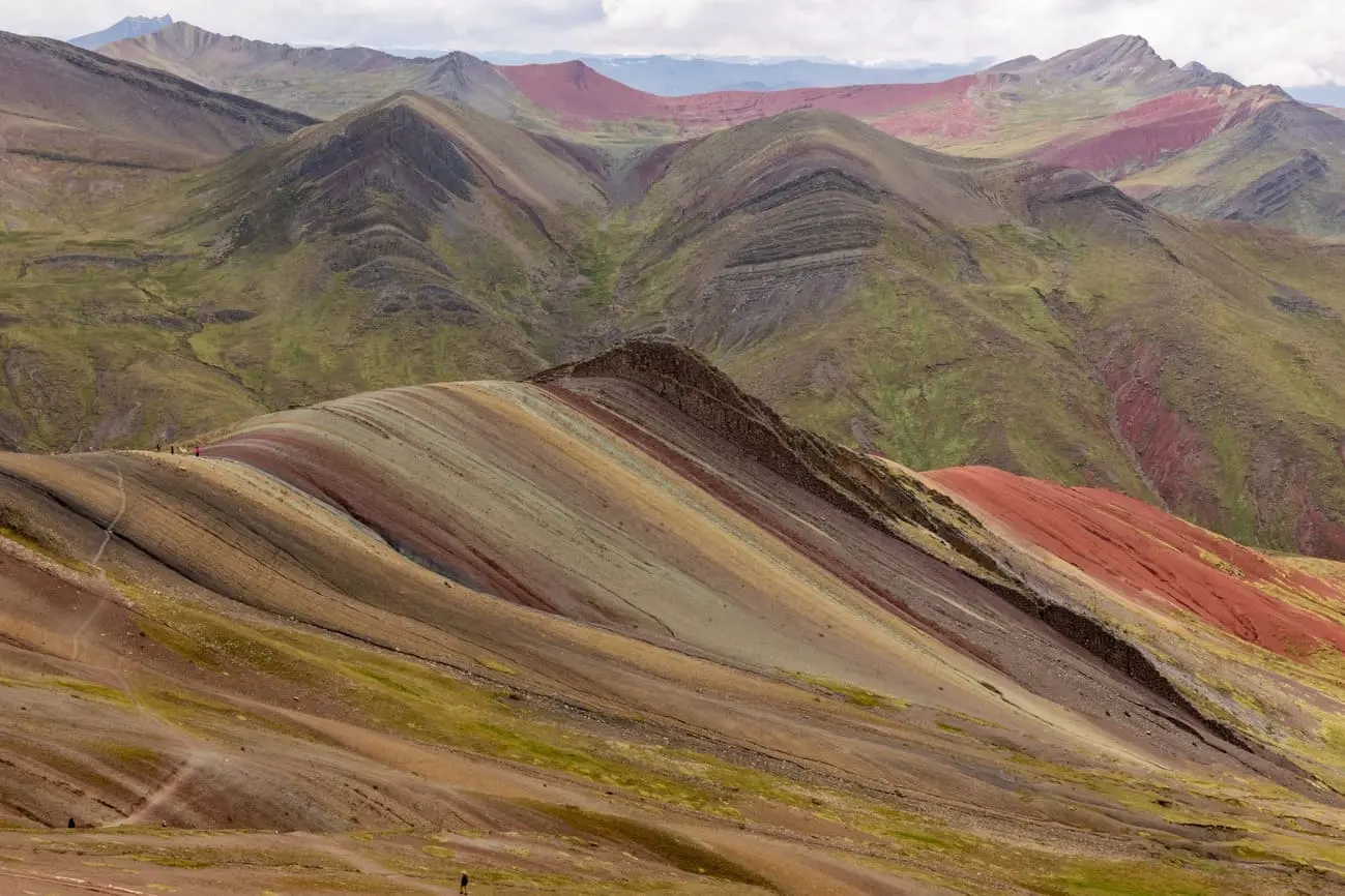 Sendero de caminata a través de los coloridos paisajes de la Montaña de Colores de Palccoyo en Cusco, Perú.