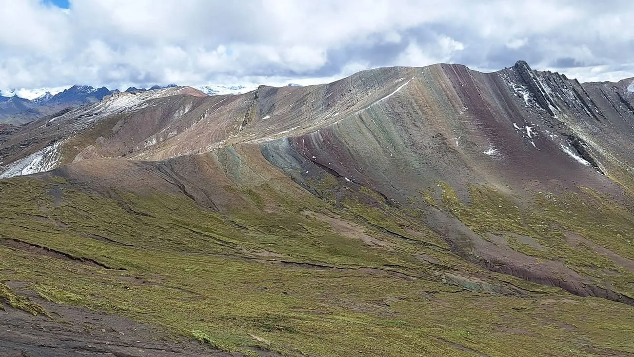 Coloridas montañas y dramáticas nubes en la Montaña de Colores de Palccoyo en Perú.