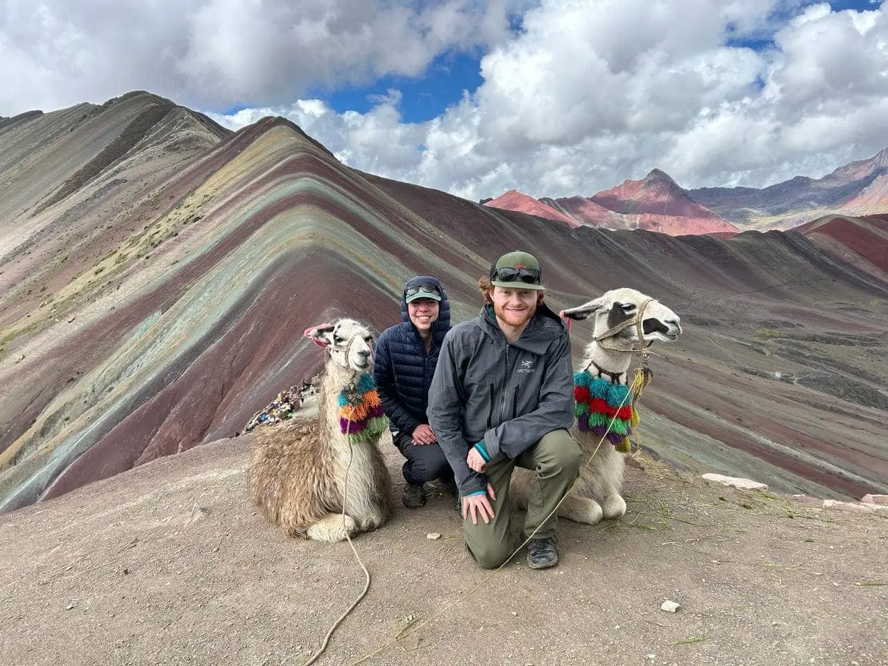 Viajeros con llamas en el Trek Ausangate de 4 días.