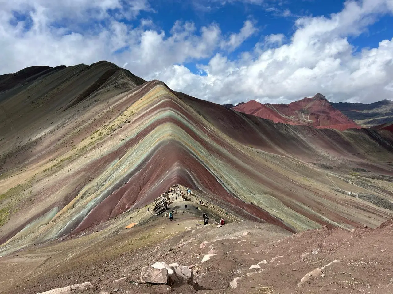Vista panorámica de las cumbres de la Montaña de Colores Vinicunca durante el Ausangate Trek.
