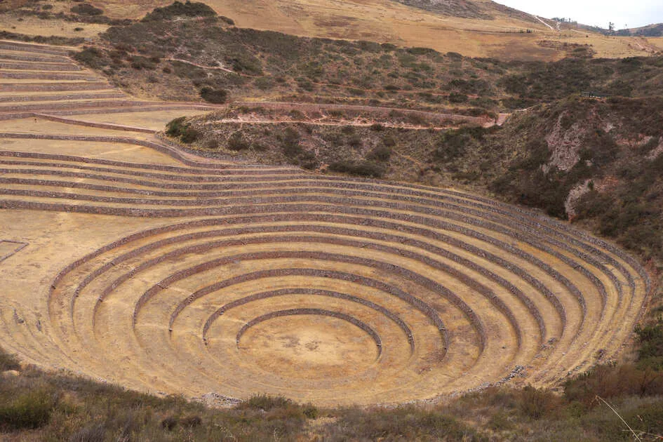 Terrazas agrícolas incas de Moray durante el Tour Maras, Moray y Salineras en Cusco, Perú.