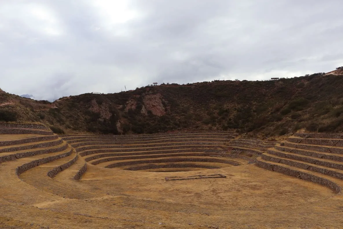 Sitio arqueológico de Moray durante el Tour Maras, Moray y Salineras en Cusco, Perú.