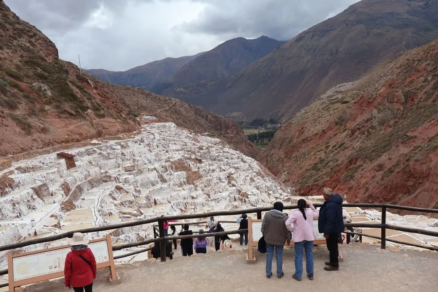 Vista panorámica de las Salineras de Maras, uno de los principales atractivos de Cusco, Perú.
