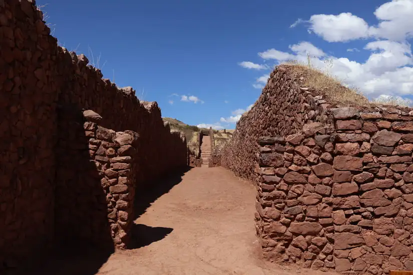 Pasaje de piedra en las ruinas de Pikillaqta durante el tour Valle Sur de Cusco.