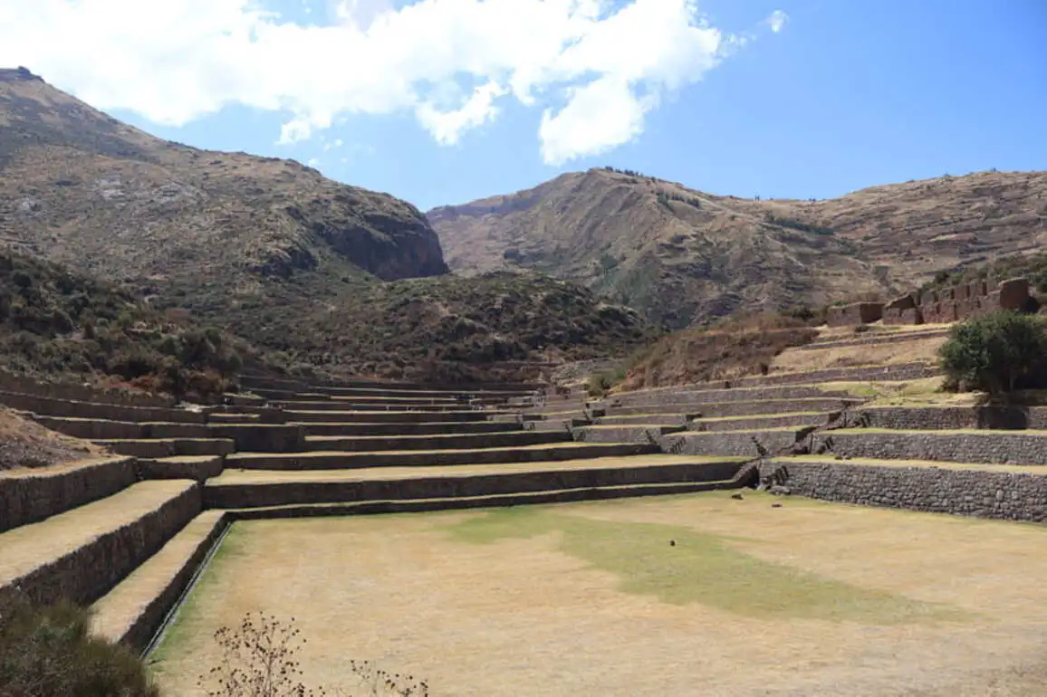 Terrazas agrícolas incas de Tipón en el tour Valle Sur de Cusco.