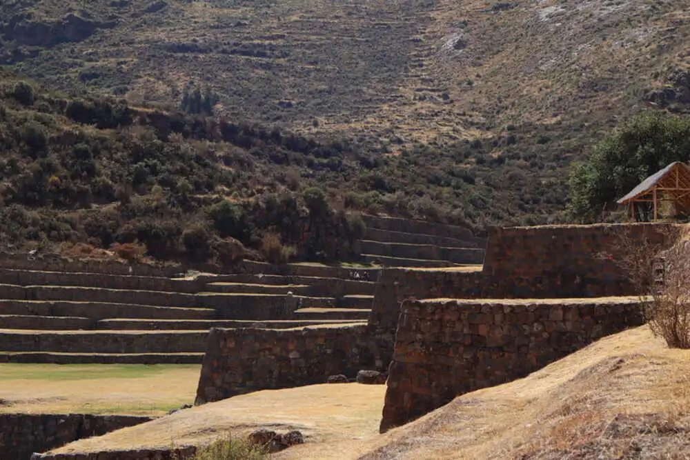 Terrazas agrícolas de Tipón durante el tour Valle Sur de Cusco.