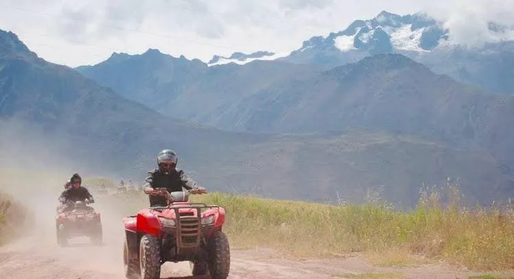 Aventura en cuatrimoto durante el tour Maras, Moray y Salineras en Cusco, Perú.