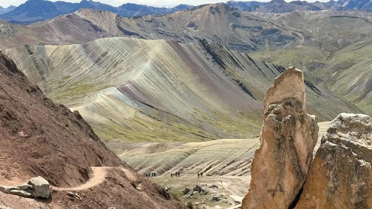 Sendero de caminata a través de los coloridos paisajes de la Montaña de Colores de Palccoyo en Cusco, Perú.