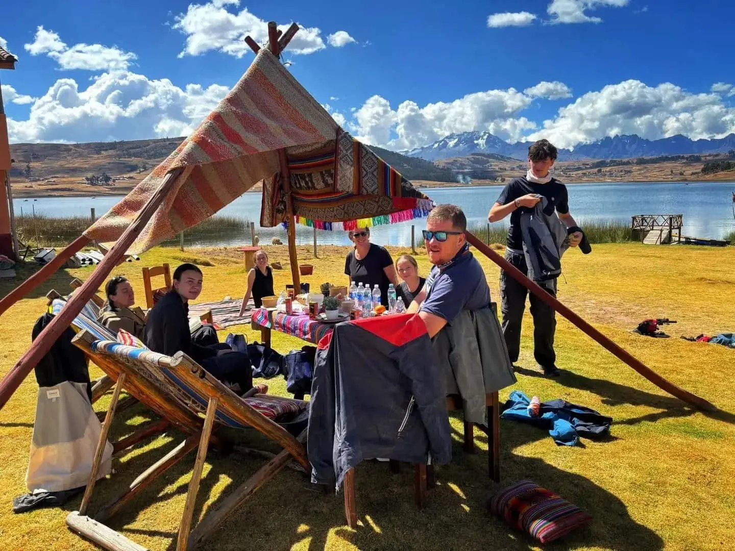 Picnic andino con vista a la laguna en Chinchero, Cusco